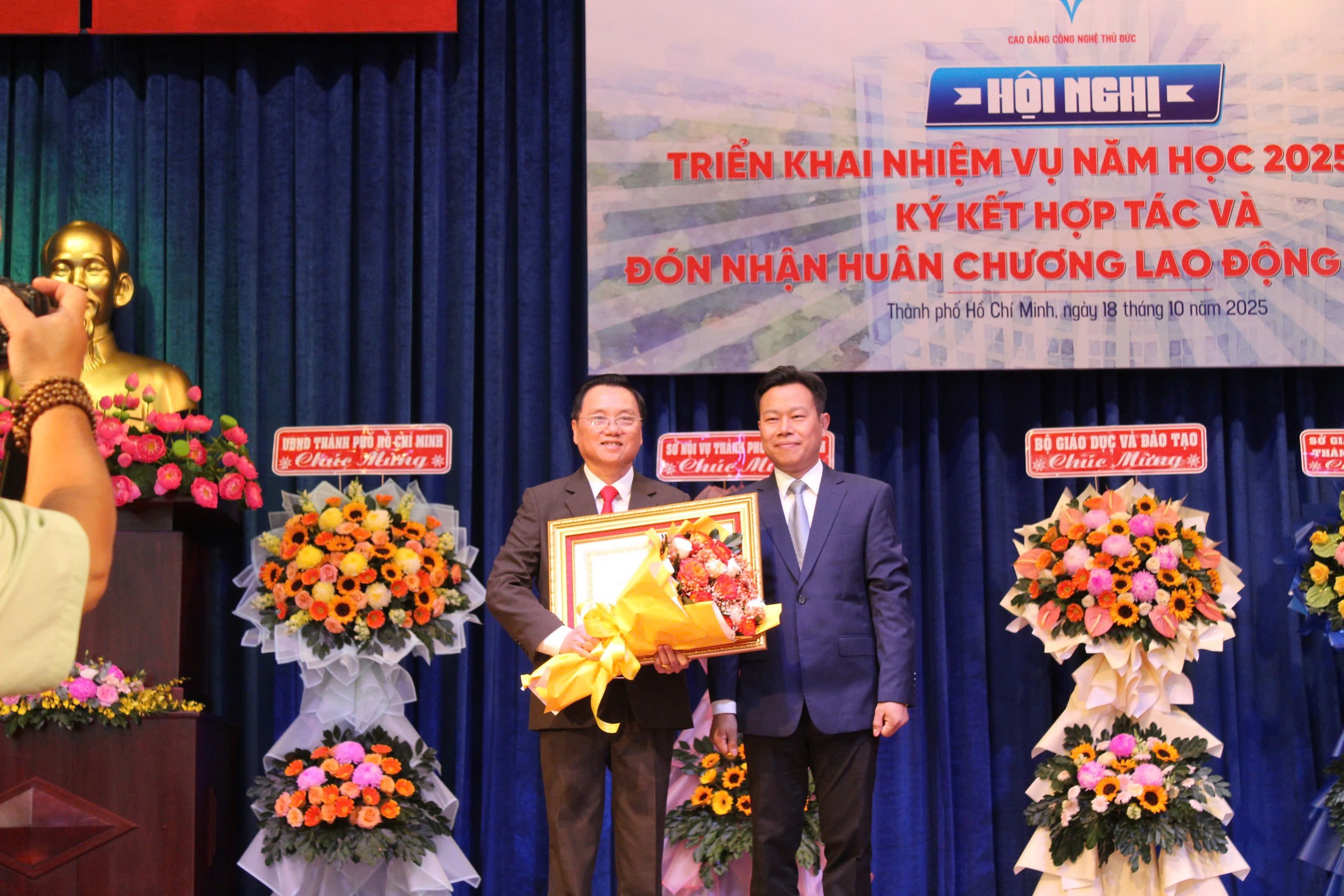 Trao tặng Huân chương Lao động Hạng Nhì cho Hiệu trưởng Trường Cao đẳng Công nghệ Thủ Đức